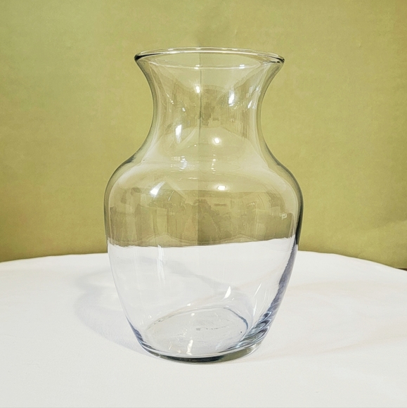 2 Glass Flower Vases, 8" and 7" Height - Picture 5 of 7